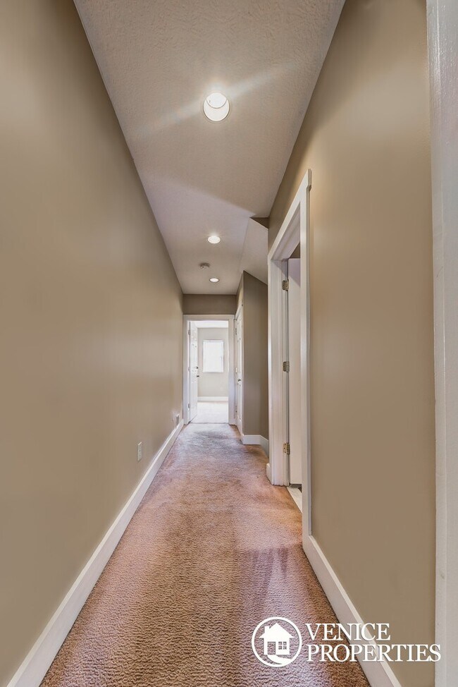 Building Photo - 1984-1986 Summit St