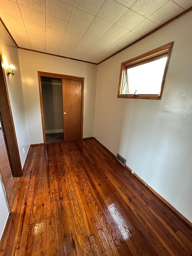 Building Photo - 82 Swinburne St