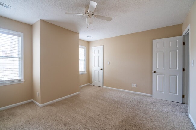 Building Photo - Two Bedroom Townhome in Raleigh's Heart!