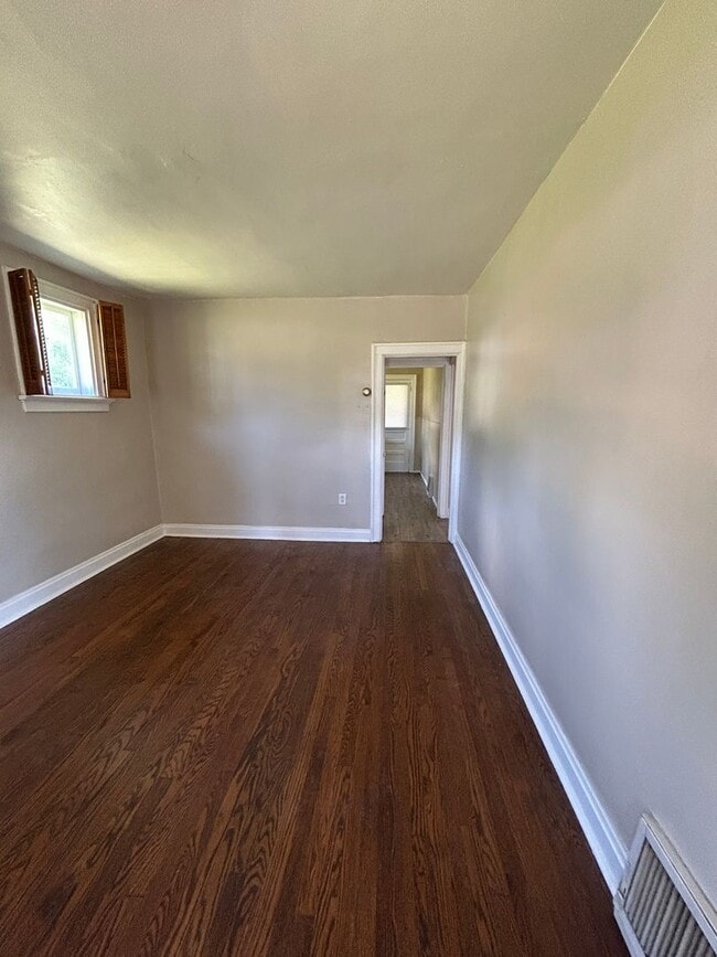 Building Photo - Charming 2-Bedroom Home with Spacious Yard...