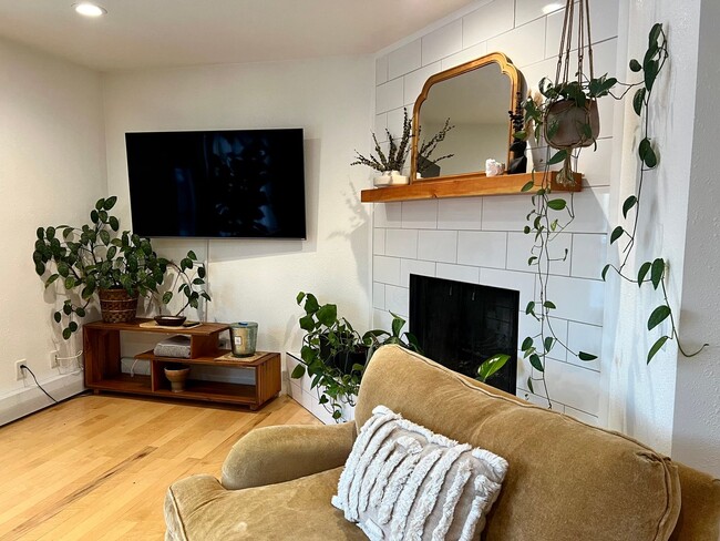 Building Photo - Available in July! Pet Friendly Fully Furn...