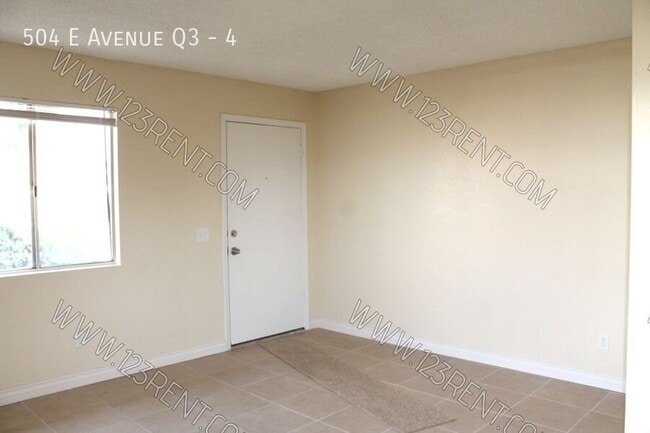 Building Photo - 504 E Ave Q3