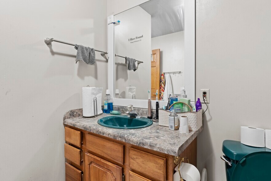 Master bathroom - 21335 Northcape St