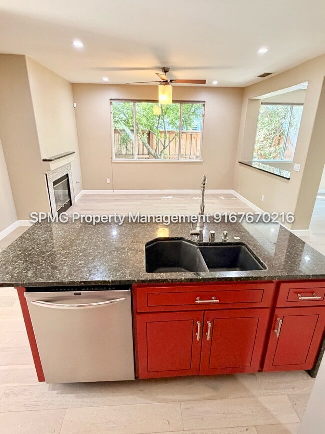 Building Photo - Beautiful 4 Bed / 3 Bath Home in Prime Roseville Location – Across from Park!