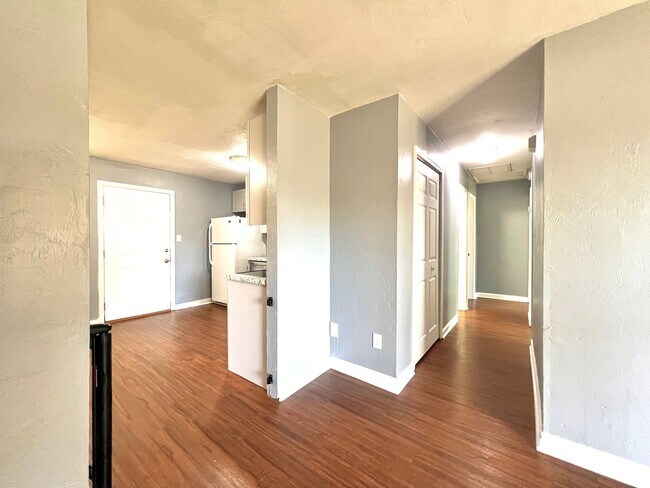 Building Photo - Super house on large private lot