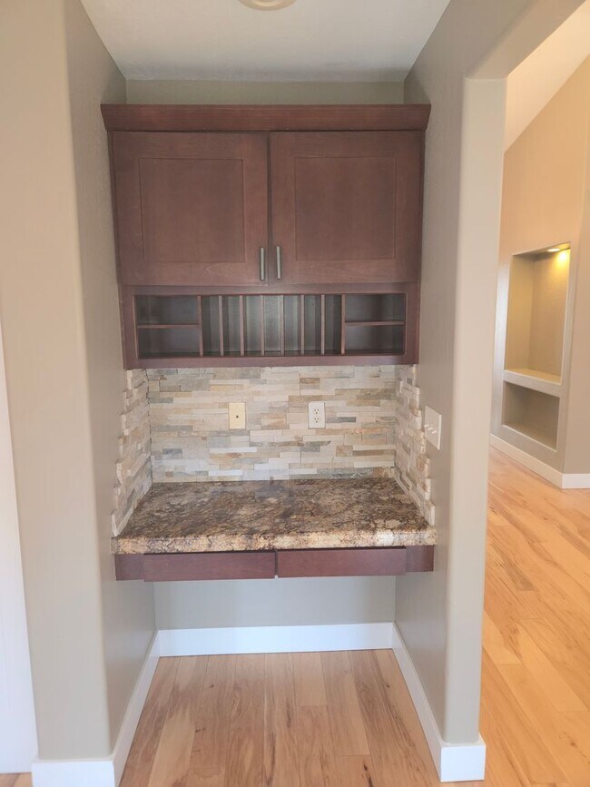 Building Photo - Beautiful Boulder Pointe Home! 3bd / 2ba + Office - No Students! - Small Pets Considered!! Avail....
