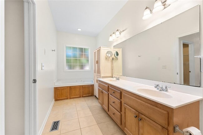 Building Photo - 307 Willow Brook Ln