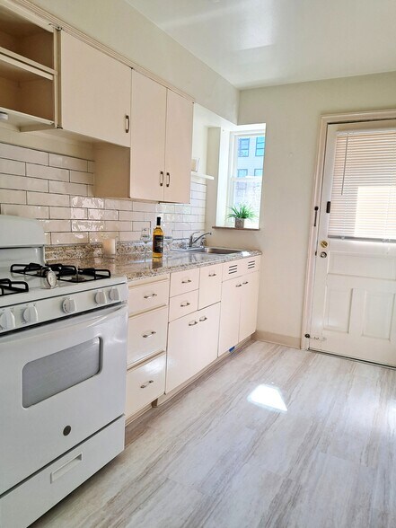 Kitchen - 1331 W 6th Ave