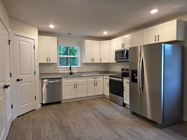 Building Photo - 3 bedroom townhouse in Hickory