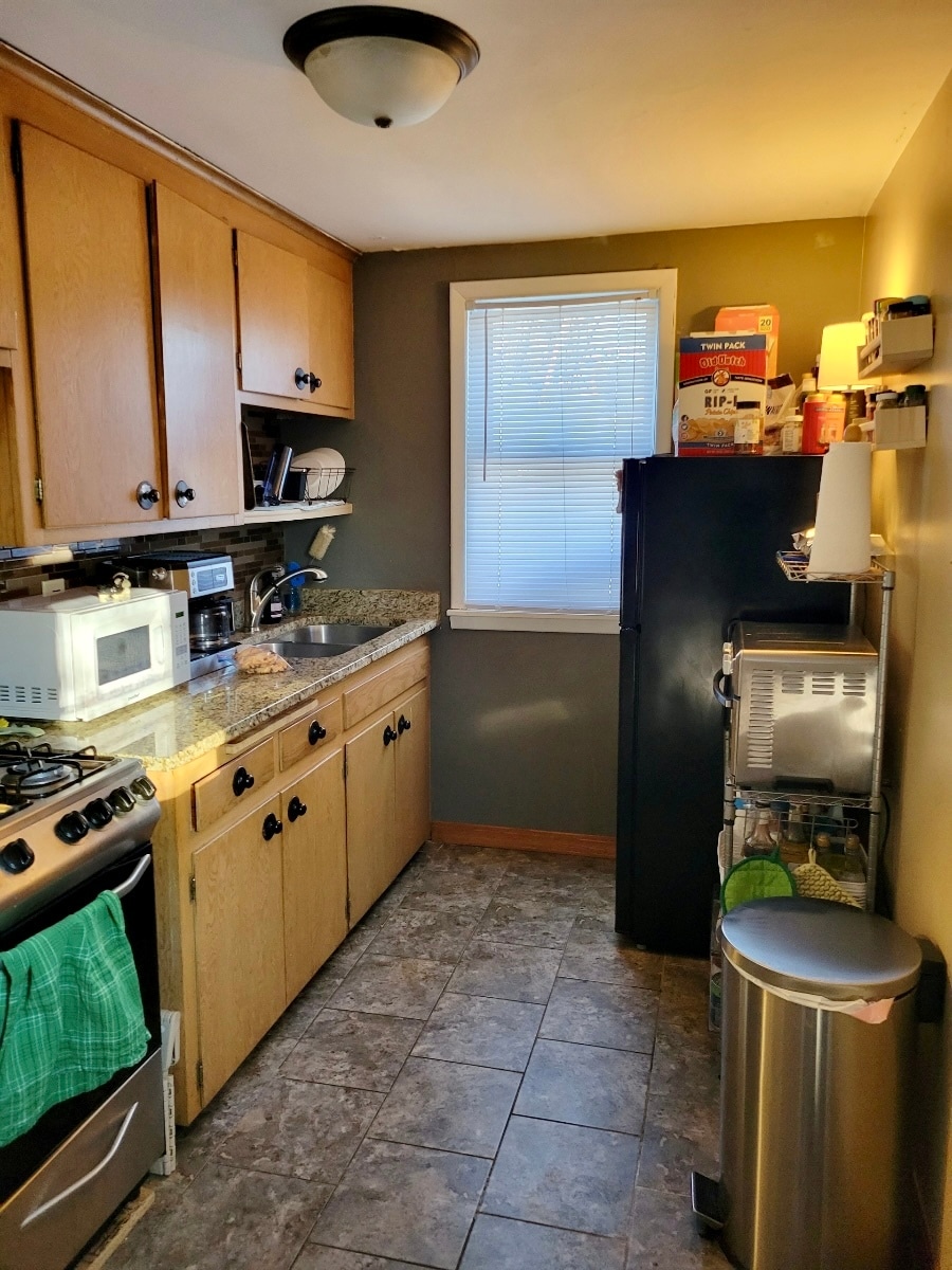 2nd floor kitchen - 868 Pascal St N