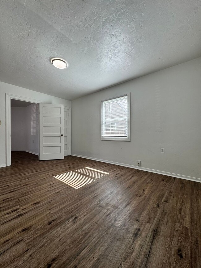 Building Photo - Beautifully updated 1 Bed / 1 Bath Duplex