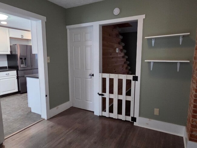 Building Photo - 2 bedroom Single Family