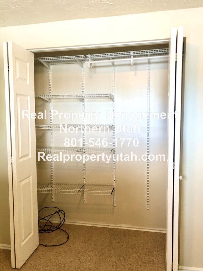 Building Photo - 4 Bedroom 2.5 Bathroom House In Layton Available!