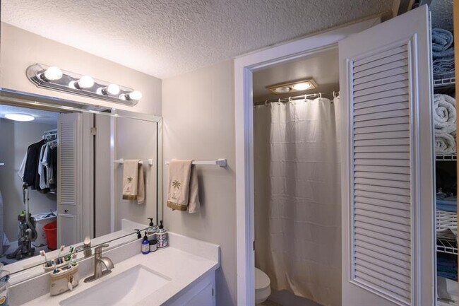 Building Photo - 9410 Poinciana Pl