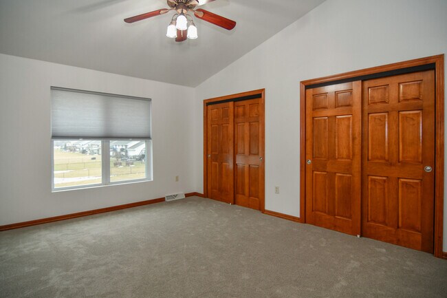 Building Photo - 160 E River Dr