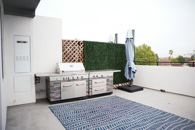 Building Photo - 8940 Reseda Blvd