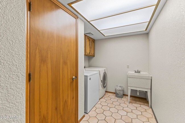 Building Photo - 1306 E La Vieve Ln