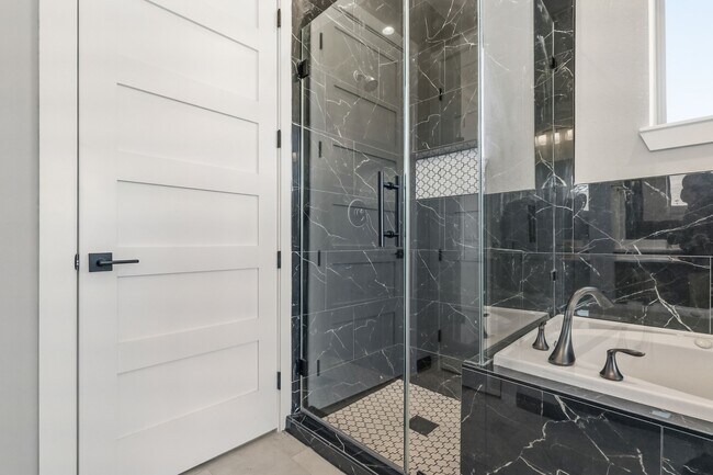 Building Photo - 208 Silver Leaf St