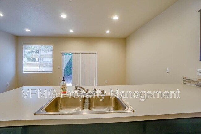 Building Photo - 2105 NE 118th Pl