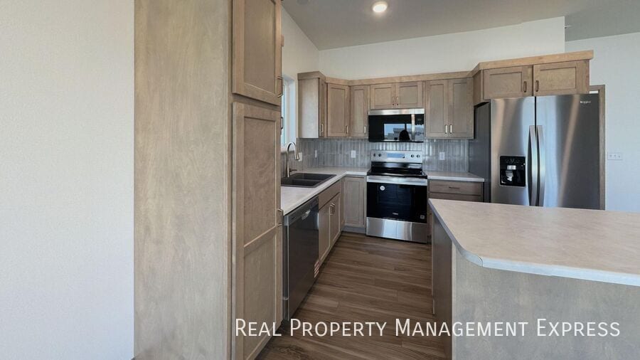 Building Photo - Modern 3 Bed 2.5 Bath Townhome Located in ...