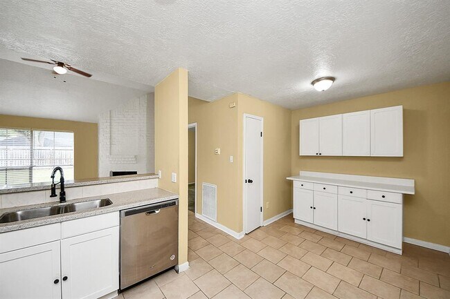 Building Photo - 2614 Village Cir Dr