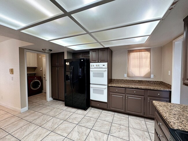 Building Photo - Green Valley Luxury Single Story: Pool, Putting Green, & 4 Bedrooms