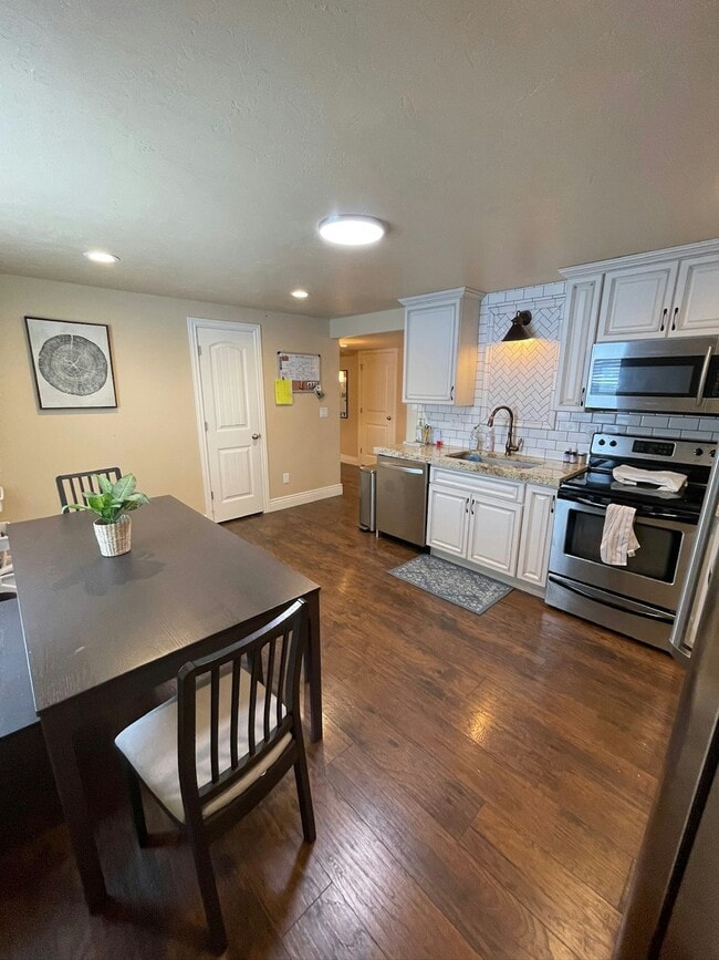 Building Photo - 976 1925 W