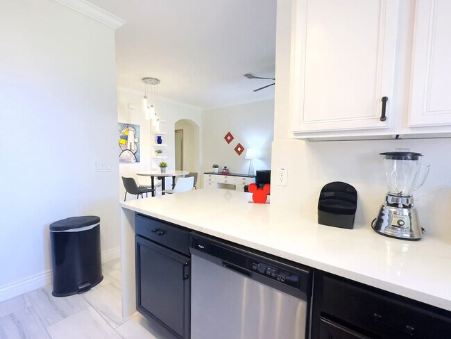 Building Photo - 1042 Calabria Ave