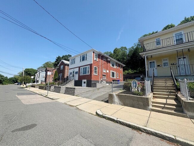 Building Photo - 211 Gladstone St