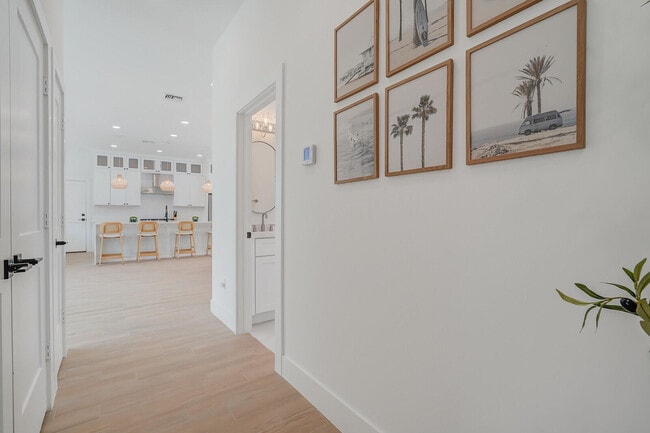 Building Photo - 1248 N Harbor Dr