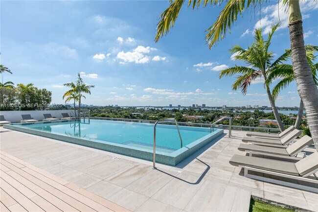 Building Photo - 9940 W Bay Harbor Dr