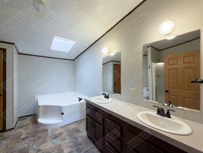 Building Photo - Spacious 4 bedroom single family home