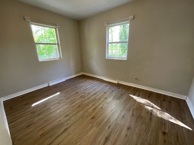 Building Photo - Near High Point University! Three bedroom cottage off University Pkwy in High Point