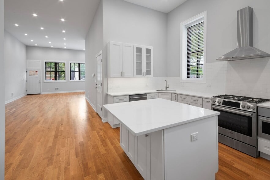 Building Photo - 1339 N Noble St