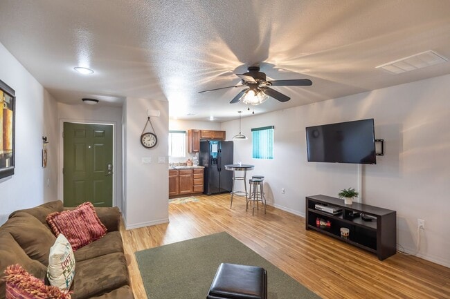 Building Photo - 800 Sherwood Dr