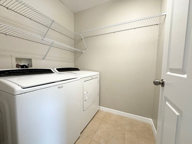 Building Photo - Gorgeous Lake View 3 BR 2.5 bath Luxury To...