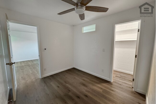 Building Photo - 1320 N 48th Pl