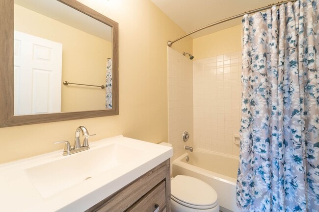 Building Photo - Updated 3-Level End Unit Townhouse in Caro...