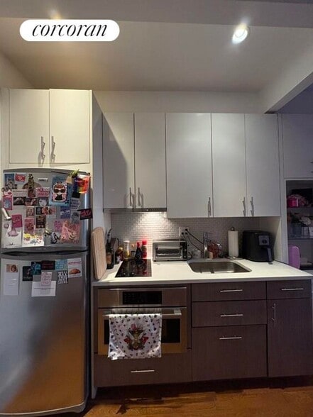 Building Photo - 212 W 91st St