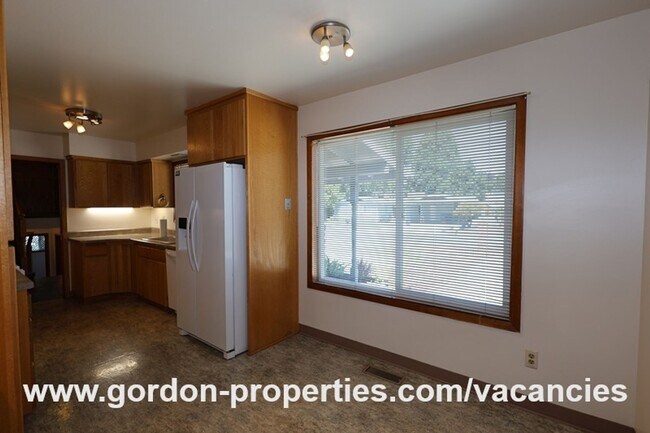 Building Photo - SE Molt St - Milwaukie mid-century split l...