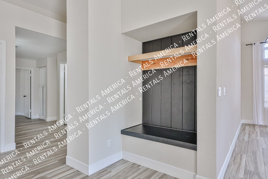 Building Photo - 3802 N Wintergreen Way