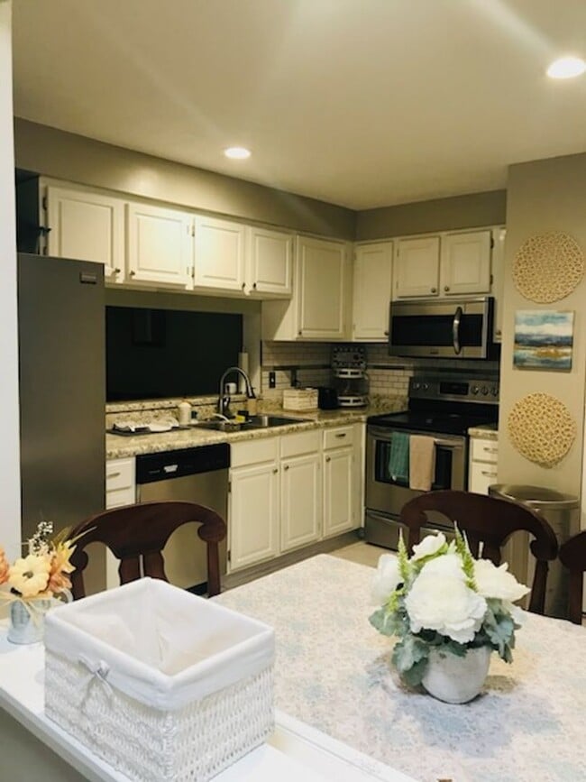 Building Photo - Charming 3-Bedroom Townhome in Hampton, VA ?
