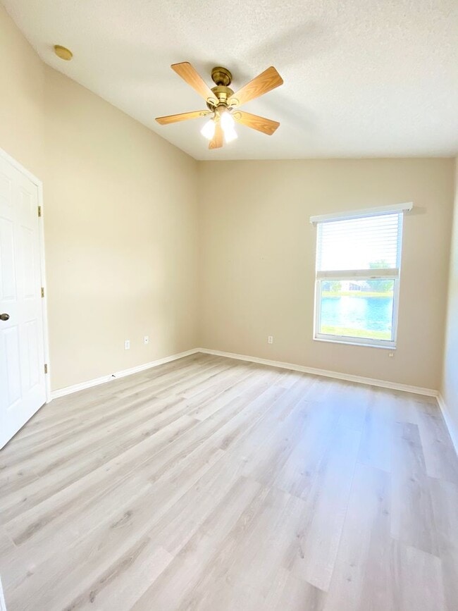 Building Photo - Beautiful Home with Water View in Waterfor...