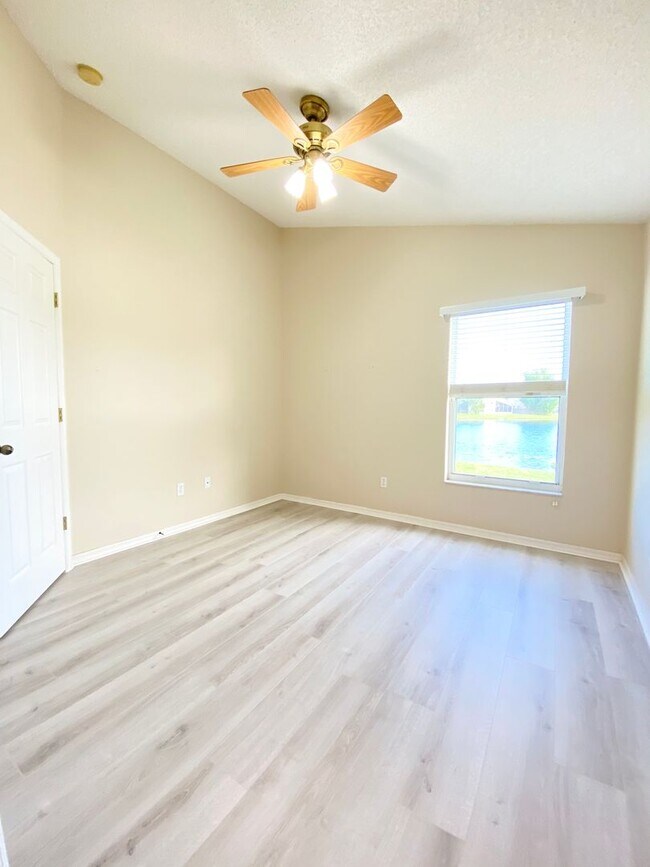 Building Photo - Beautiful Home with Water View in Waterford Lakes!