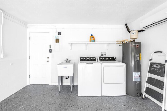 Building Photo - 111 Whispering Sands Cir