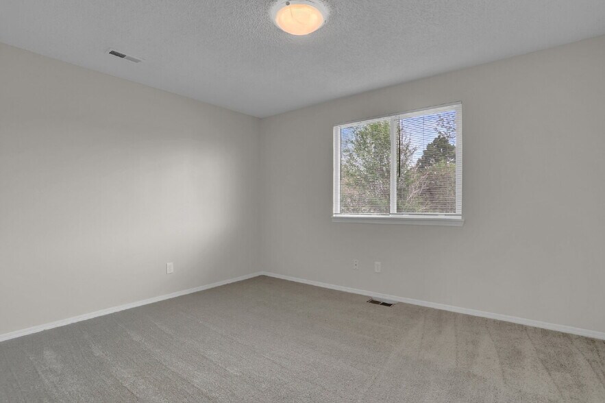 Building Photo - Fully Remodeled End-Unit Townhome Near Pet...