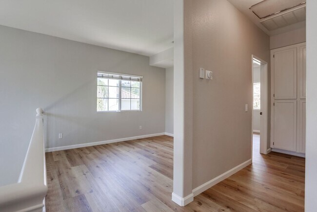 Building Photo - 3 Bedroom Home in Cul De Sac Available Now...