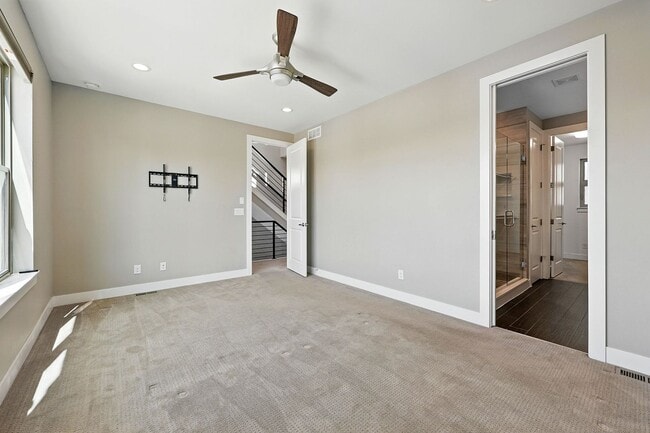 Building Photo - 5630 S Sycamore St