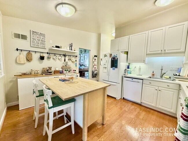 Building Photo - 6424 Hollins Dr