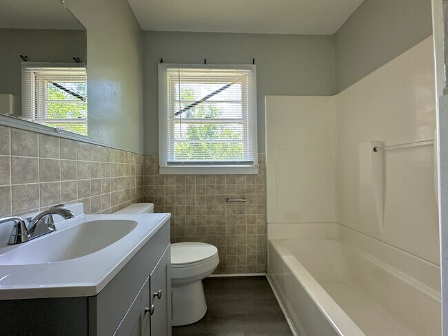 Building Photo - 803 Lausanne Dr